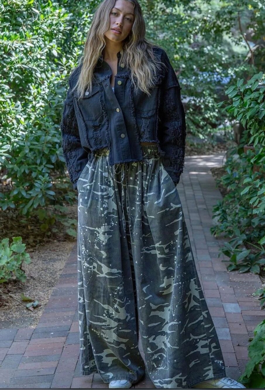 BlueVelvet Wide Leg Camo Printed Splatter Detail Side M/L